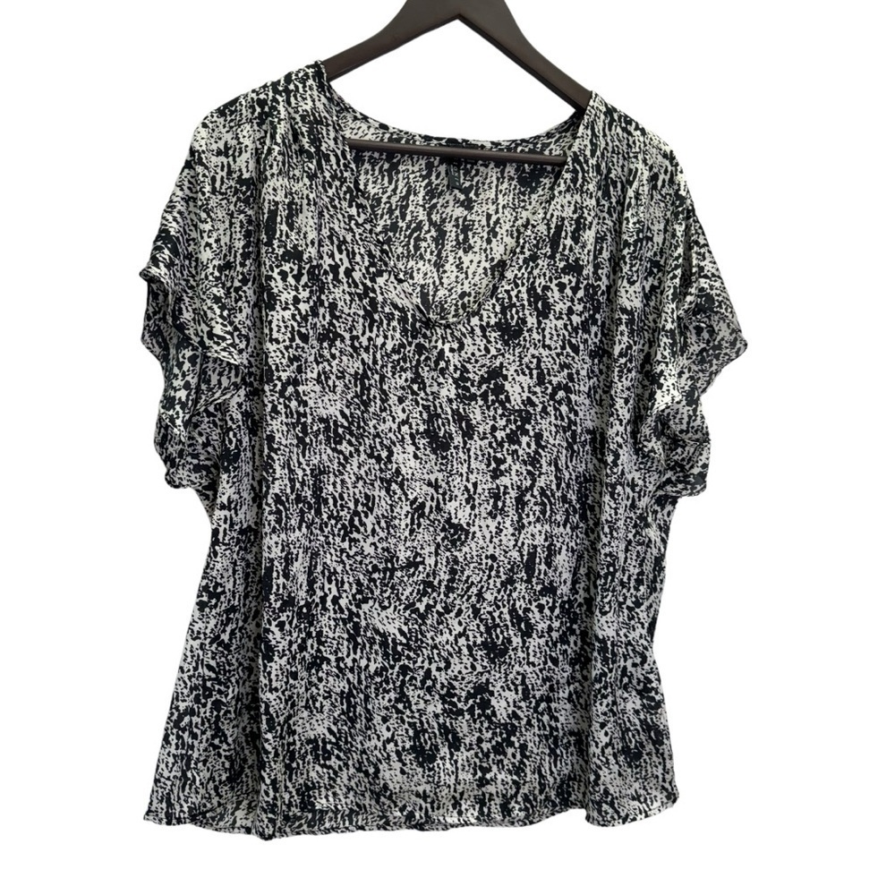 Sioni💜 Black and White V-Neck Flutter Sleeve Size 1X